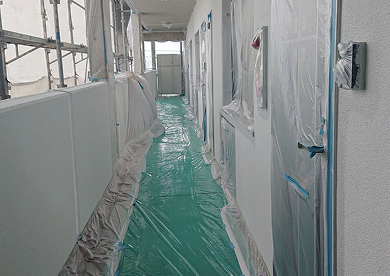 マンション大規模修繕工事における共用廊下のビニールシート養生